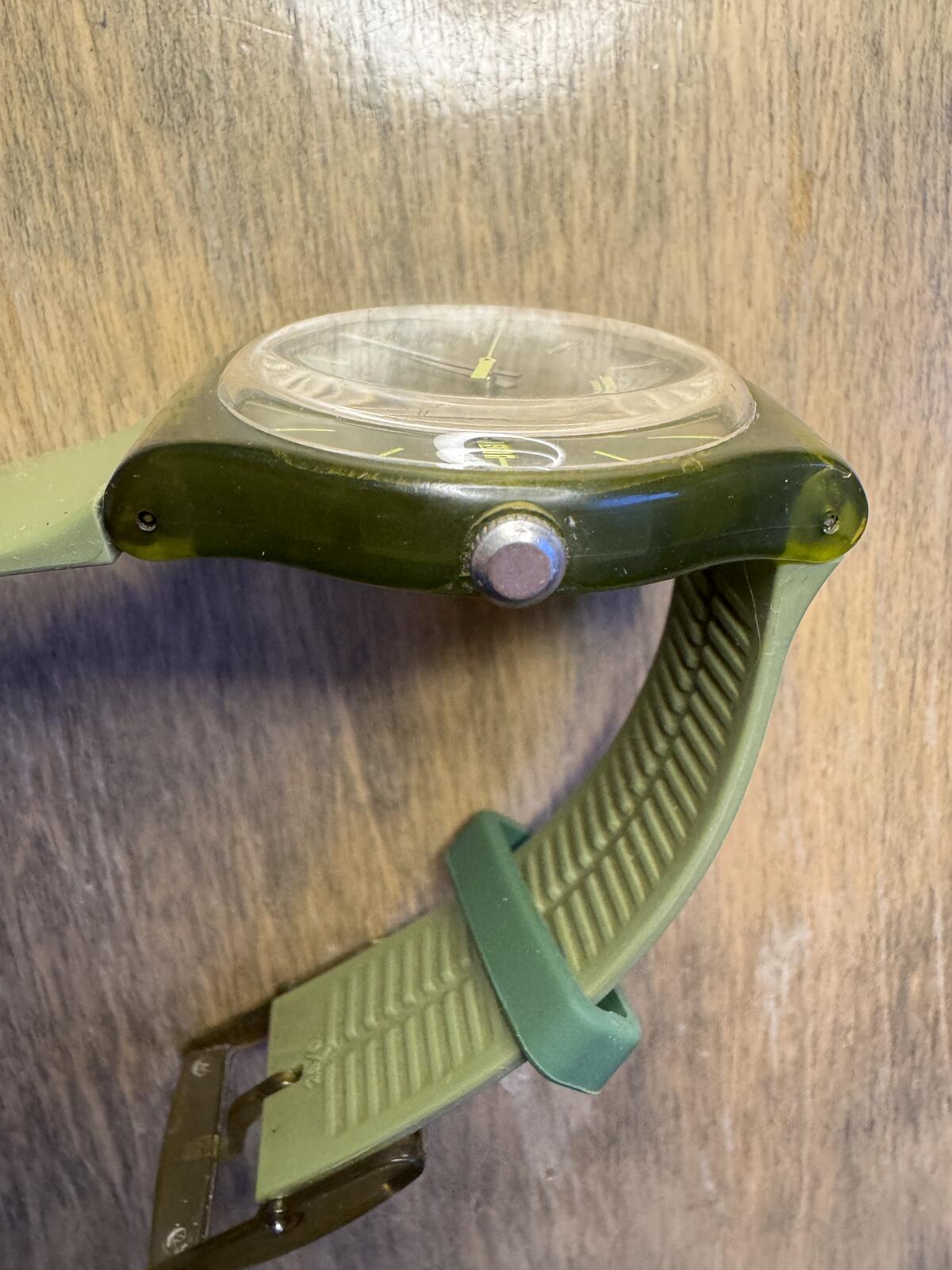 Swatch Olive Rebel SUOG700