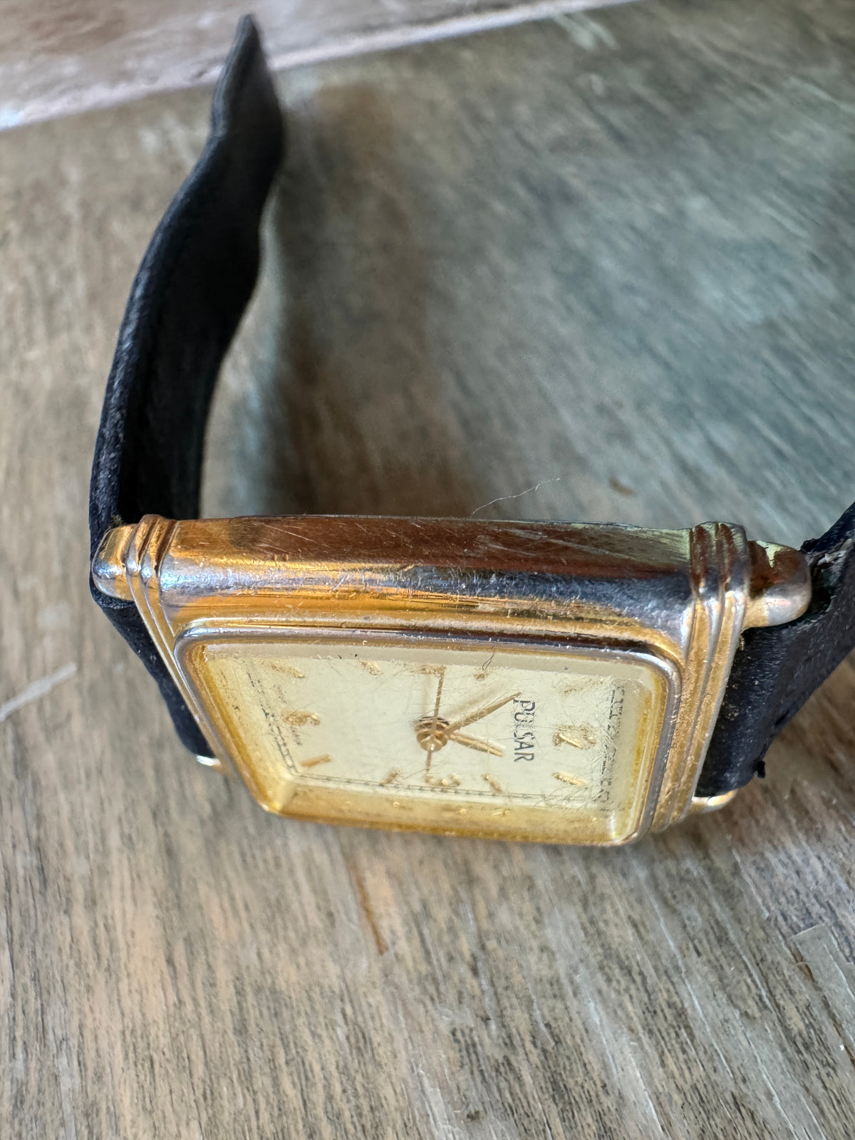 Vintage Pulsar Women’s Tank Watch V501-X029 – Gold Tone Quartz
