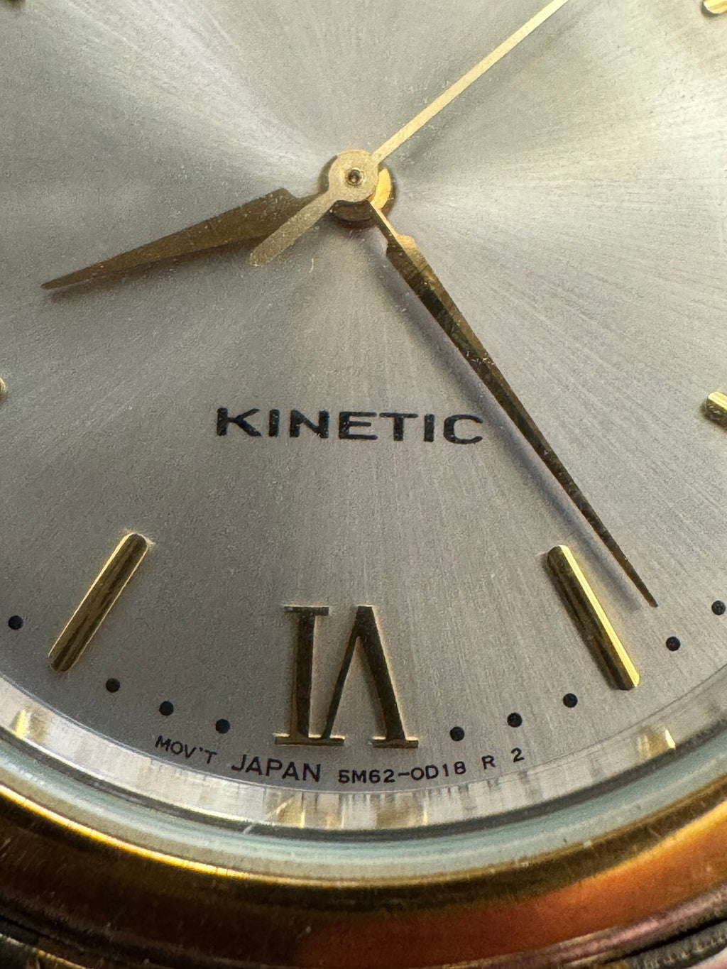 Vintage Seiko Kinetic 5M62-0B20 Two-Tone Silver Dial Date Men’s Watch