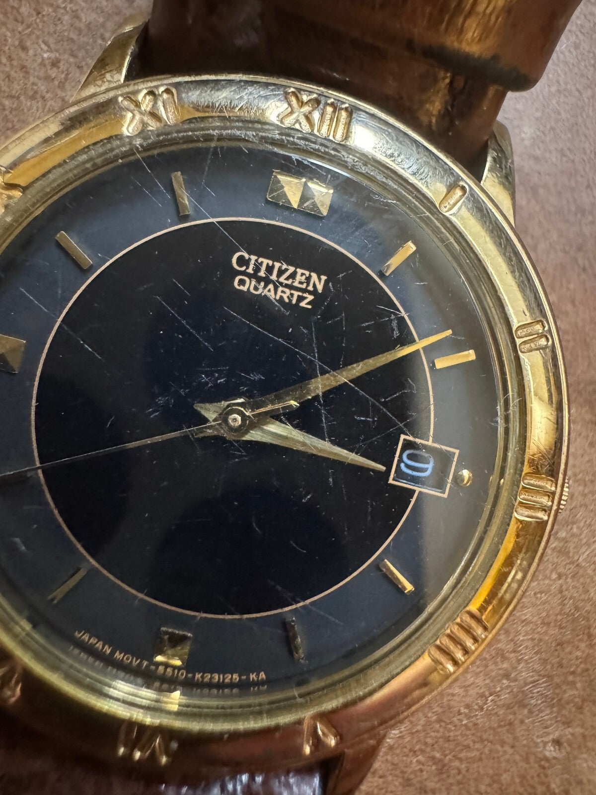 Vintage Citizen Quartz 5510 Black Dial Gold Tone Roman Bezel Date Watch – Japan