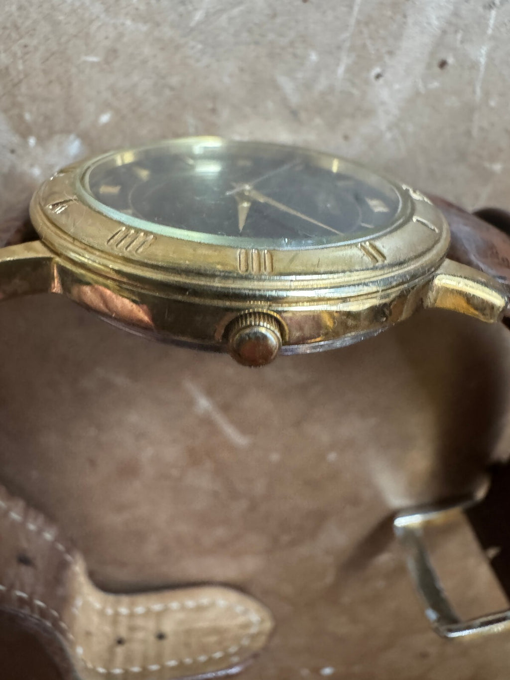 Vintage Citizen Quartz 5510 Black Dial Gold Tone Roman Bezel Date Watch – Japan